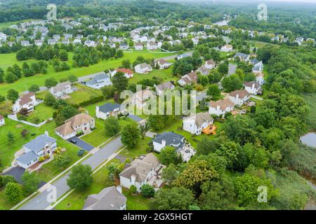 Luftaufnahme modernes Wohnviertel in amerikanischer Stadt, Wohnviertel in Woodbridge NJ Stockfoto