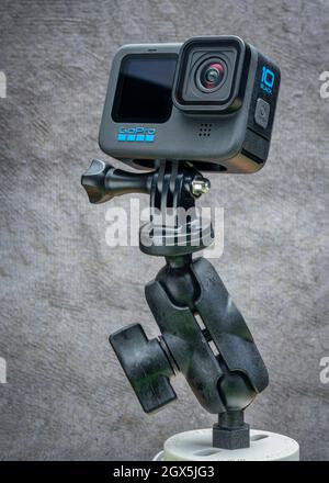Fort Collins, CO, USA - 3. Oktober 2021: GoPro Hero 10 schwarze, wasserdichte Action-Kamera auf einer beliebten, gelenkten RAM-Halterung, Studioaufnahme. Stockfoto