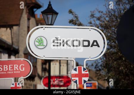 Bicester, UK - Oktober 2021: Logo für den tschechischen Automobilhersteller Skoda Stockfoto