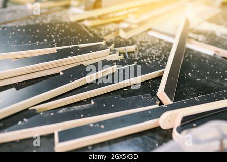 Holzteile auf dem Tisch. Schreinerei für die Herstellung von Möbeln. Holzrohlinge auf einer Werkbank mit eigenen Händen. Details aus der Nähe. Cra Stockfoto