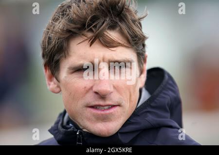 Jockey Harry Skelton auf der Rennbahn Stratford-on-Avon. Bilddatum: Montag, 4. Oktober 2021. Stockfoto