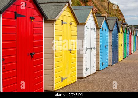 Eine Reihe von Strandhütten an der Dorset-Küste von England. Stockfoto