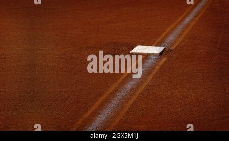 Baseball base und Geweißt base line in Diamant Stockfoto