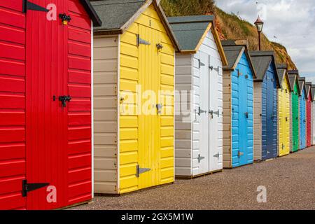 Eine Reihe von Strandhütten an der Dorset-Küste von England. Stockfoto