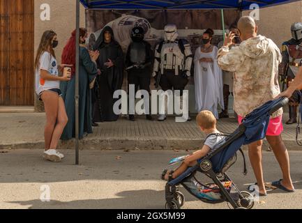 Llucmajor, Spanien; oktober 03 2021: Menschen, die als Figuren aus der Star Wars-Filmsaga verkleidet sind und mit Menschen mit Masken posieren, um Fotos zu machen, neu NOR Stockfoto