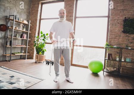 Foto in voller Größe von glücklich lächelnd aktiv energisch reifen Mann Großvater die Ausübung Herz zu Hause zu Hause Stockfoto