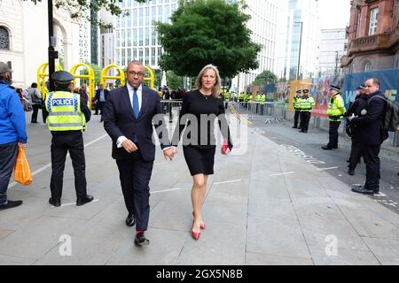 Manchester, Großbritannien – Montag, 4. Oktober 2021 – der konservative Abgeordnete James ist geschickt außerhalb der Konferenz der Konservativen Partei in Manchester. Foto Steven May / Alamy Live News Stockfoto