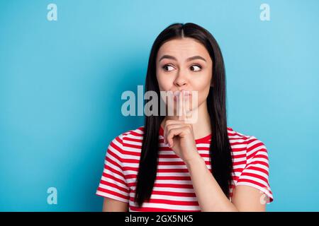 Porträt von jungen schockiert überrascht überrascht Frau Blick Copyspace Stille sprachlos isoliert auf blauem Hintergrund Stockfoto