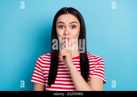 Foto von jungen schockiert überrascht überrascht Frau decken engen Mund mit Finger Stille isoliert auf blauem Hintergrund Stockfoto
