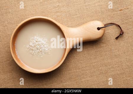 Reis in Holzschüssel waschen Stockfoto