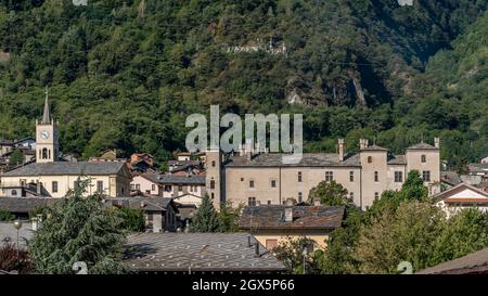 Panoramablick auf das historische Zentrum von Issogne, Aostatal, Italien, wo sich das Schloss befindet Stockfoto