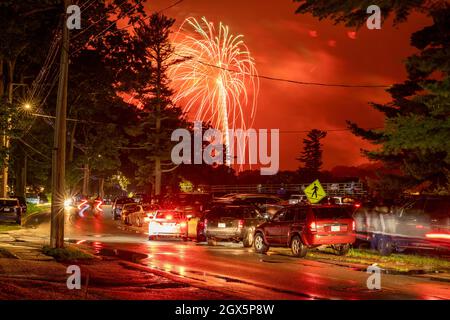 Örtliches Feuerwerk vom 4.. Juli explodiert am Nachthimmel. Stockfoto