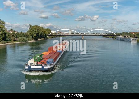 Lastkahn, der Güter auf dem Rhein zwischen Frankreich und Deutschland transportiert. Straßburg, Kehl. Stockfoto