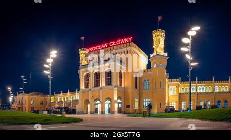 Wroclaw Glowny - Hauptbahnhof in der Nacht in Wroclaw, Polen Stockfoto
