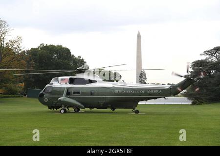 Washington, USA. Oktober 2021. Marine One landete heute am 04. Oktober 2021 im South Lawn/Weißen Haus in Washington DC, USA. (Foto von Lenin Nolly/Sipa USA) Quelle: SIPA USA/Alamy Live News Stockfoto