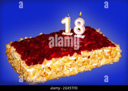 Kuchen, Geburtstagskuchen mit Kerzen zum 18th. Geburtstag Stockfoto