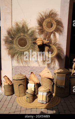 Korbarbeiten und Textilien zum Verkauf in Geschäften in der kleinen Stadt Arta, Mallorca. Körbe und Beutel werden durch Flechten von Palmblättern hergestellt. Stockfoto