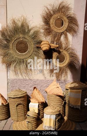 Korbarbeiten und Textilien zum Verkauf in Geschäften in der kleinen Stadt Arta, Mallorca. Körbe und Beutel werden durch Flechten von Palmblättern hergestellt. Stockfoto