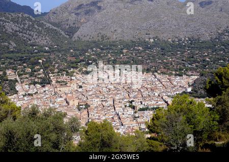 Blick auf die mallorquinische Stadt Pollença vom Aussichtspunkt des Puig de Maria aus gesehen. Stockfoto