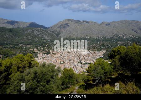 Blick auf die mallorquinische Stadt Pollença vom Aussichtspunkt des Puig de Maria aus gesehen. Stockfoto