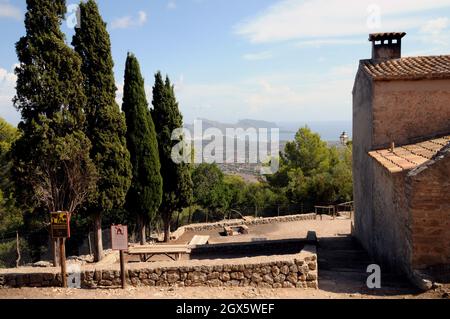 Der Blick von der Kapelle auf der Spitze des Puig de Maria. Das Puig liegt oberhalb der mallorquinischen Stadt Pollenca und bietet eine großartige Aussicht. Stockfoto