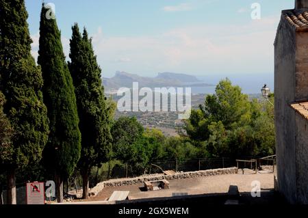 Der Blick von der Kapelle auf der Spitze des Puig de Maria. Das Puig liegt oberhalb der mallorquinischen Stadt Pollenca und bietet eine großartige Aussicht. Stockfoto