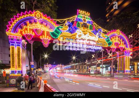 2021 Deepavali. Feiern Sie Das Festival Of Lights In Little India. Beleuchtung Dekoration über der Straße. Singapur. Südostasien Stockfoto