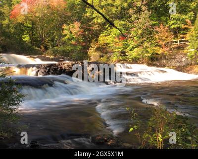 Shohola Falls im Osten, Pennsylvania gesehen Kaskadierung durch Felsen und Wald. Stockfoto