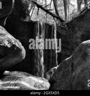 Beim Erkunden des Dismals Canyon in Alabama gibt es einige Wasserfälle zu entdecken. Stockfoto