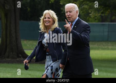 Washington, Usa. Oktober 2021. US-Präsident Joe Biden und First Lady Jill Biden gehen durch South Lawn zum Weißen Haus in Washington DC, USA. Kredit: SOPA Images Limited/Alamy Live Nachrichten Stockfoto