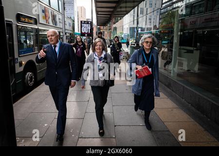 Manchester, Großbritannien. Oktober 2021. Dem britischen Politiker Sir Iain Duncan Smith folgen die Demonstranten von Kill the Bill, die vor der Konferenz der Konservativen Partei protestierten. Die Gesetzesvorlage für Polizei, Kriminalität, Verurteilung und Gerichte wird Proteste kriminalisieren, wenn sie angenommen wird. Anfang des Jahres wurden landesweit Proteste von Menschen gesehen, die den Gesetzesentwurf als einen undemokratischen Antrag ansehen, der die Arbeiterklasse weiter eingrenzen wird. ÊAndy Barton/Alamy Live News Credit: Andy Barton/Alamy Live News Stockfoto