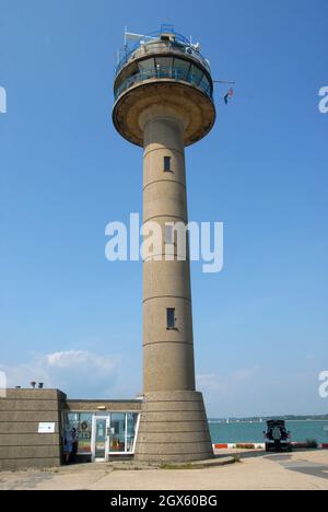 Calshot Tower Lookout-Station, die vom National Coastwatch Institute (NCI), Calshot, Hampshire, Großbritannien, betrieben wird. Stockfoto