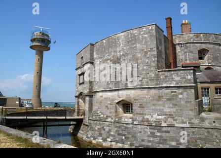 Calshot Tower Lookout-Station, die vom National Coastwatch Institute (NCI), Calshot, Hampshire, Großbritannien, betrieben wird. Stockfoto