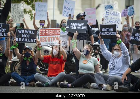 Washington, Usa. Oktober 2021. Am Montag, den 4. Oktober 2021, versammeln sich Wahlkämpfer vor dem Obersten Gerichtshof der USA am ersten Tag ihrer neuen Amtszeit in Washington, DC. Foto von Bonnie Cash/UPI Credit: UPI/Alamy Live News Stockfoto