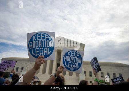 Washington, Usa. Oktober 2021. Am Montag, den 4. Oktober 2021, versammeln sich Wahlkämpfer vor dem Obersten Gerichtshof der USA am ersten Tag ihrer neuen Amtszeit in Washington, DC. Foto von Bonnie Cash/UPI Credit: UPI/Alamy Live News Stockfoto