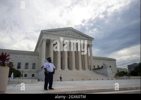 Washington, Usa. Oktober 2021. Der Oberste Gerichtshof der USA am ersten Tag ihrer neuen Amtszeit in Washington, DC, am Montag, den 4. Oktober 2021. Foto von Bonnie Cash/UPI Credit: UPI/Alamy Live News Stockfoto