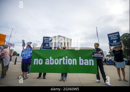 Washington, Usa. Oktober 2021. Am ersten Tag ihrer neuen Amtszeit in Washington, DC, versammeln sich Aktivisten, die sich für das Leben und die Wahl des Bürgers eingesetzt haben, am Montag, den 4. Oktober 2021 vor dem Obersten Gerichtshof der USA. Foto von Bonnie Cash/UPI Credit: UPI/Alamy Live News Stockfoto