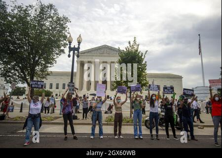 Washington, Usa. Oktober 2021. Am ersten Tag ihrer neuen Amtszeit in Washington, DC, versammeln sich Aktivisten, die sich für das Leben und die Wahl des Bürgers eingesetzt haben, am Montag, den 4. Oktober 2021 vor dem Obersten Gerichtshof der USA. Foto von Bonnie Cash/UPI Credit: UPI/Alamy Live News Stockfoto
