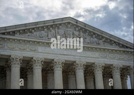 Washington, Usa. Oktober 2021. Der Oberste Gerichtshof der USA am ersten Tag ihrer neuen Amtszeit in Washington, DC, am Montag, den 4. Oktober 2021. Foto von Bonnie Cash/UPI Credit: UPI/Alamy Live News Stockfoto