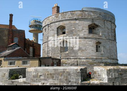 Calshot Tower Lookout-Station, die vom National Coastwatch Institute (NCI), Calshot, Hampshire, Großbritannien, betrieben wird. Stockfoto