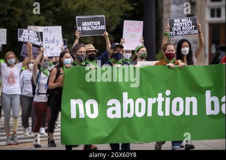 Washington, Usa. Oktober 2021. Am Montag, den 4. Oktober 2021, versammeln sich Wahlkämpfer vor dem Obersten Gerichtshof der USA am ersten Tag ihrer neuen Amtszeit in Washington, DC. Foto von Bonnie Cash/UPI Credit: UPI/Alamy Live News Stockfoto