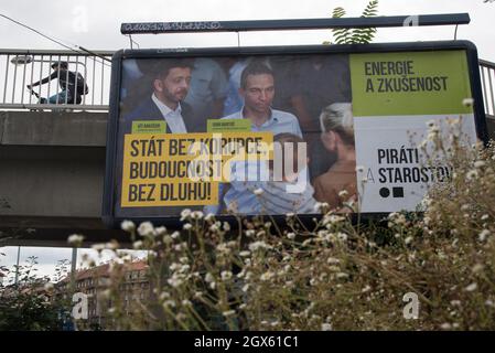 Prag, Tschechische Republik. September 2021. Wahlplakat für die Koalition Pirati a Starostove mit Porträts der Führer der Koalition Vit Rakusan von DER PARTEI STAN und Ivan Bartos (R) von der Piratenpartei. Die Parlamentswahlen in der Tschechischen Republik finden am 7. Und 8. Oktober 2021 statt. (Foto von Tomas Tkacik/SOPA Images/Sipa USA) Quelle: SIPA USA/Alamy Live News Stockfoto