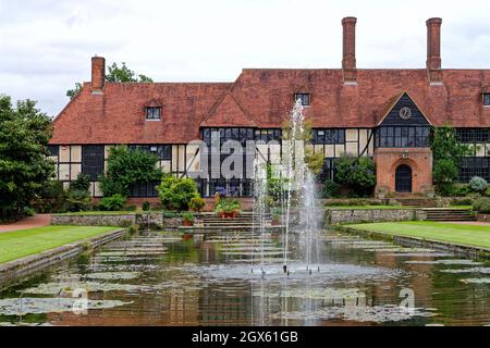 Der Hauptsitz des Gebäudes der Royal Horticultural Society in Wisley mit dem Kanal und dem Brunnen im Vordergrund, Surrey England UK Stockfoto