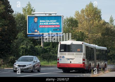 Prag, Tschechische Republik. Oktober 2021. Ein Auto und ein Bus fahren an einer Wahlplakatwand für den tschechischen Premierminister Andrej Babis von der ANO-Partei vorbei, die auf der Straße des Prag aufgestellt ist. Die Parlamentswahlen in der Tschechischen Republik finden am 7. Und 8. Oktober 2021 statt. (Foto von Tomas Tkacik/SOPA Images/Sipa USA) Quelle: SIPA USA/Alamy Live News Stockfoto