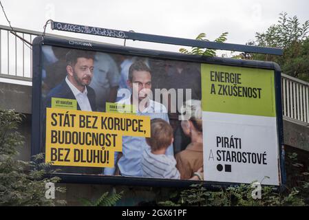 Prag, Tschechische Republik. September 2021. Wahlplakat für die Koalition Pirati a Starostove mit Porträts der Führer der Koalition Vit Rakusan von DER PARTEI STAN und Ivan Bartos (R) von der Piratenpartei. Die Parlamentswahlen in der Tschechischen Republik finden am 7. Und 8. Oktober 2021 statt. (Bild: © Tomas Tkacik/SOPA Images via ZUMA Press Wire) Stockfoto