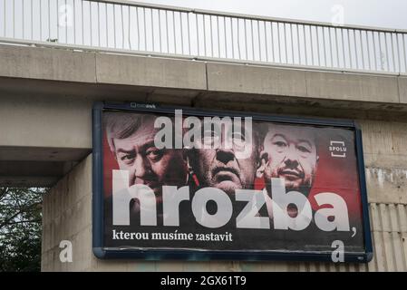 Prag, Tschechische Republik. September 2021. Wahlplakat für die Koalition SPOLU auf der Straße des Prag platziert. Auf der Plakatwand (von links nach rechts) Vojtech Filip von der KSCM-Partei, Andrej Babis von der ANO-Partei und Tomio Okamura von der SPD-Partei. Die Parlamentswahlen in der Tschechischen Republik finden am 7. Und 8. Oktober 2021 statt. (Foto von Tomas Tkacik/SOPA Images/Sipa USA) Quelle: SIPA USA/Alamy Live News Stockfoto