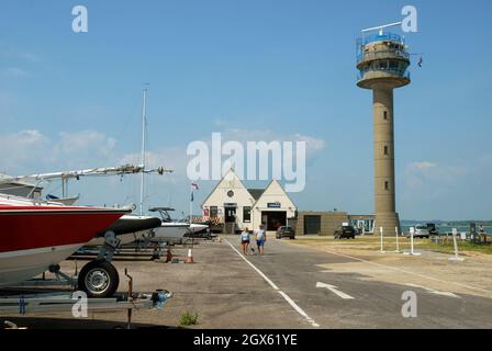 Calshot Tower Lookout-Station, die vom National Coastwatch Institute (NCI), Calshot, Hampshire, Großbritannien, betrieben wird. Stockfoto