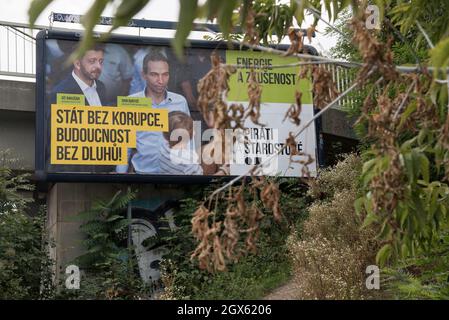 Prag, Tschechische Republik. September 2021. Wahlplakat für die Koalition Pirati a Starostove mit Porträts der Führer der Koalition Vit Rakusan von DER PARTEI STAN und Ivan Bartos (R) von der Piratenpartei. Die Parlamentswahlen in der Tschechischen Republik finden am 7. Und 8. Oktober 2021 statt. (Bild: © Tomas Tkacik/SOPA Images via ZUMA Press Wire) Stockfoto