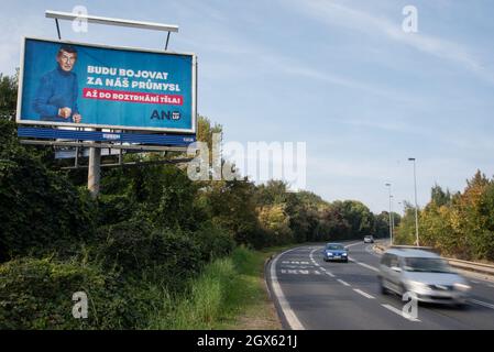 Prag, Tschechische Republik. Oktober 2021. Autos fahren an einer Wahlplakatwand für den tschechischen Premierminister Andrej Babis von der ANO-Partei vorbei, die auf der Straße von Prag aufgestellt ist. Die Parlamentswahlen in der Tschechischen Republik finden am 7. Und 8. Oktober 2021 statt. (Foto von Tomas Tkacik/SOPA Images/Sipa USA) Quelle: SIPA USA/Alamy Live News Stockfoto