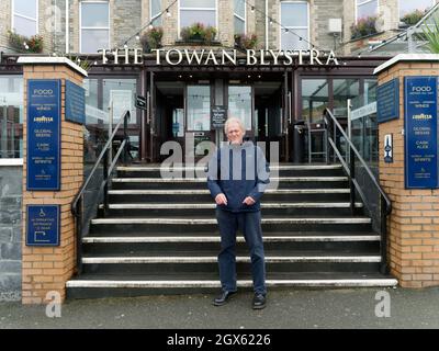 Cornwall UK, Newquay. Wetherspoons Pub Empire FounderTim Martin besucht den Towan Blystra Pub in Newquay. Frisch zurück von einem Besuch in seinem Lieblingsurlaubsort auf den Isles of Scilly. Tim unterhielt sich freundlich mit dem Manager und ausgewählten Mitarbeitern und nahm sich als Referenz Notizen. Die Kette hat gerade Verluste aufgrund von Covid verbucht. Tim Martin ist auch besorgt über die Schwierigkeit, Personal in Erholungsgebieten wie Newquay zu rekrutieren und zu binden. Der akute Mangel an Mietunterkünften in den Resortgebieten wirkt sich negativ auf das Geschäft aus. Tim Martin versucht jede Woche 10 seiner Pubs zu besuchen, um zu sprechen Stockfoto